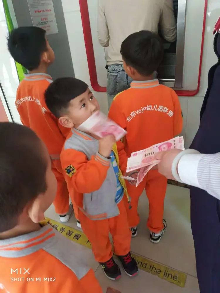 银行员工带领幼儿园小朋友参加并讲解银行办理业务的流程！