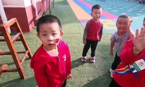 芽芽一班欢庆国庆，重走长征路活动