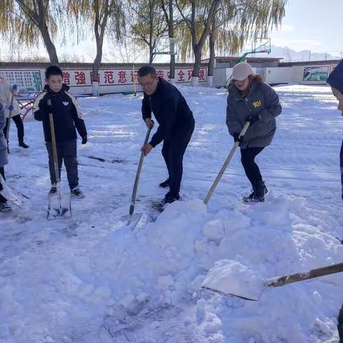 齐聚一堂来扫雪，张家坊小学因你们而精彩