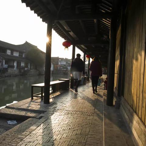 落日余晖下的西塘