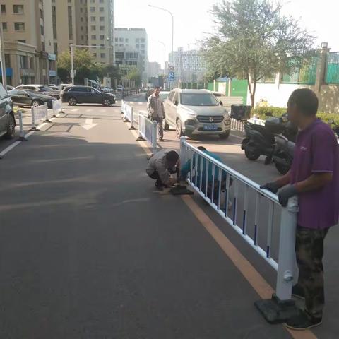 七里山街道:安装交通护栏，规范停车秩序，保障居民安全出行