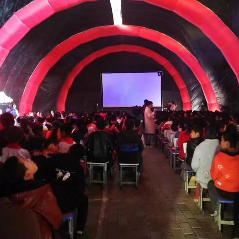 精彩影视进校园        春风化雨助成长