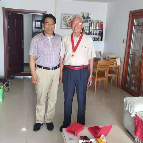 桃李天下   不忘初心 ——放城镇教育党委七一走访光荣在党50年党员和困难党员