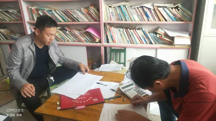 贫困村帮扶责任人认真梳理贫困户资料台账