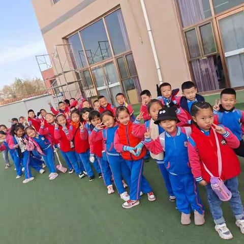 世纪幼儿园果三班“亲近自然，快乐出行”秋游活动