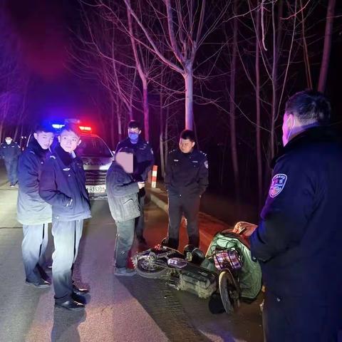 冬日老人醉倒路边 城前派出所暖心救助