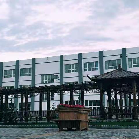 站际交流促学校发展，联合教研助教师成长