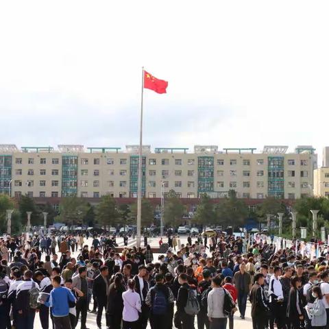 “金秋送岗 、服务民生“乌市举办“金秋行动”大学生生专场招聘会助推城乡就业