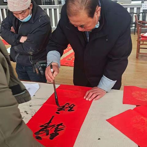 义写春联送企业  服务群众到基层