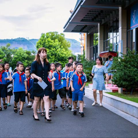 小新昌，大科技一一育英小学二（6）中队新昌科创服务中心参观记