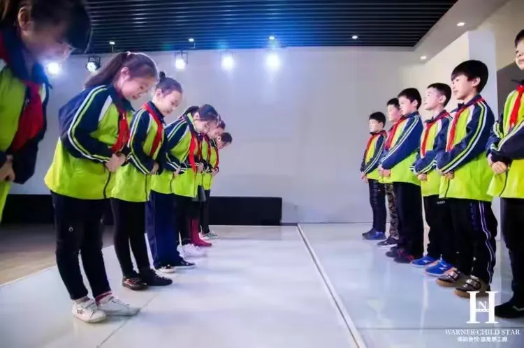 阜阳市东城小学第一批参加少儿文明礼仪培训的同学们的课堂风采