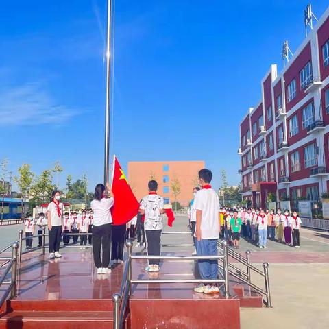 童心向党 红领巾争章我行动——新郑市新烟小学“红领巾星章表彰及启动”仪式