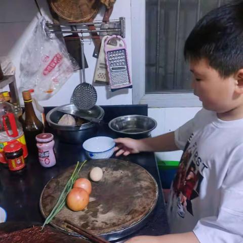 我是镇安县第三小学一（三）班的张周颢小朋友，今天我给大家分享一道美食——西红柿炒鸡蛋