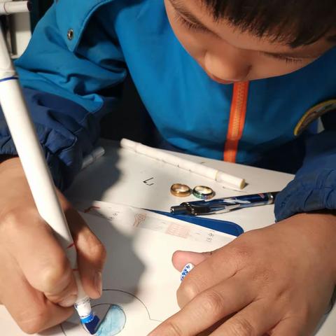 家庭科学小实验《用纸制作太阳系仪》-----彭润