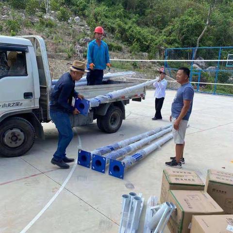 台楼村开展“我为群众办实事”——维修村小组活动球场具灯