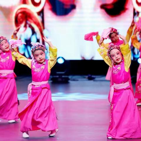 恭祝华凯蓝天幼儿艺术团演出圆满成功