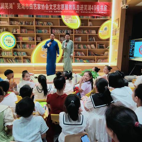 金秋硕果香 曲艺飘万家