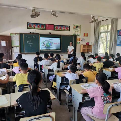 关注常态课堂，提升教学质量——龙安镇中心校领导到柑坡小学指导常规教学工作。