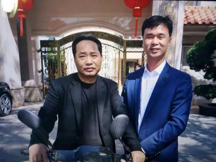 与吴川市委书记罗建君亲切合影.与吴川市委书记曹兴亲切合影