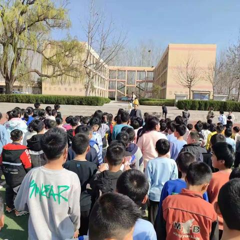 泗水九巨龙慈善学校3月防震逃生安全演练