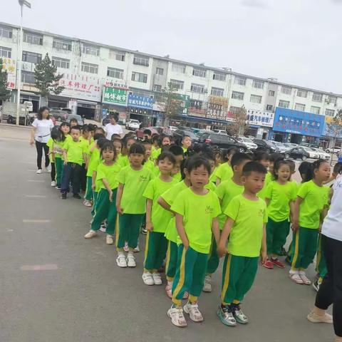 孟子幼儿园苹果班小朋友，参观小学。