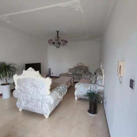 现代城电梯套三双卫出租，产权118.精装修。首次出租，年租金19800.看房61400