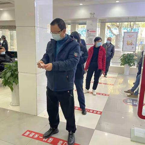 工行安顺塔山支行营业室开始兑换“冬奥”纪念币啦