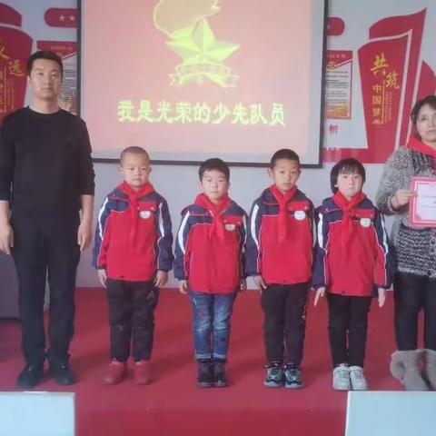 前旗玫瑰营镇中心学校一年级学生入队简讯