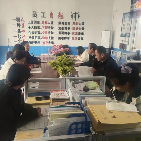 繁城镇靳庄学校周四举行全体教师会议