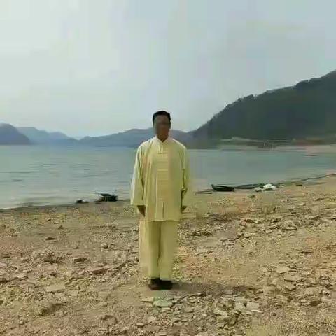 居家防疫，科学健身。徐连国带领大家共同学习《东岳太极拳一路》。