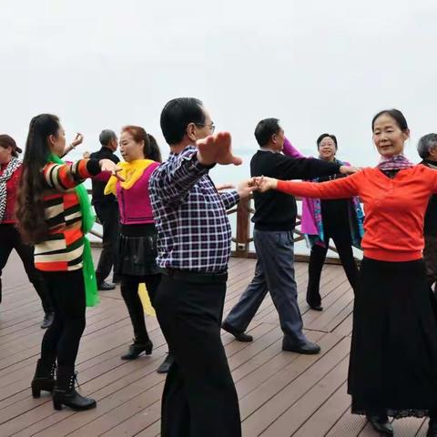 欢歌热舞颂晚晴