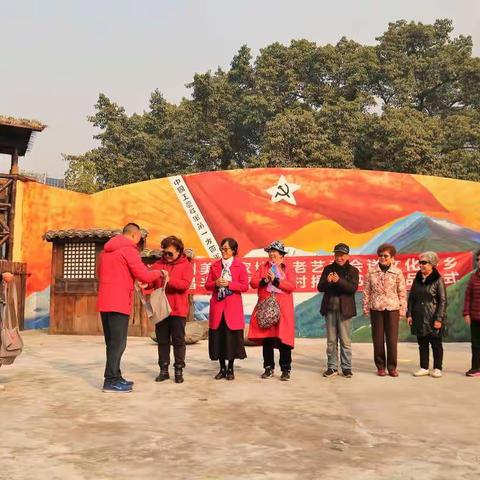 凉山州美协老艺委会员新春送书画作品到红色基地