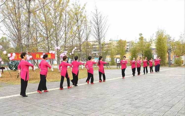 感恩甘霖老师手把手的教学,让我们舞出了健康!舞出了快乐!