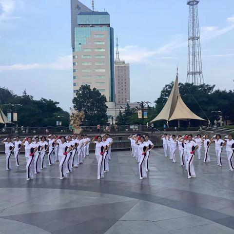 展示风采迎盛世      最美夕阳颂党恩