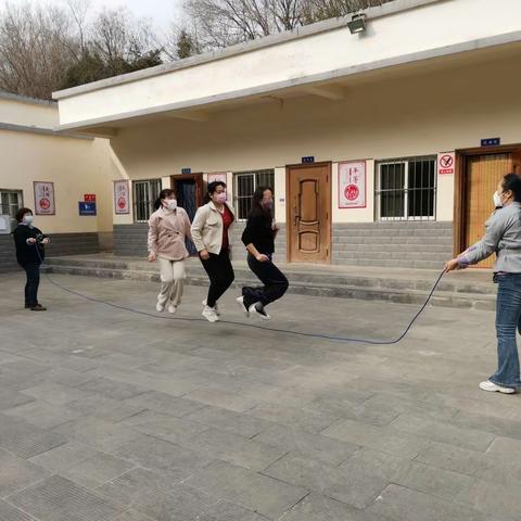 市人民公园在园区开展“全民健身”趣味文体活动