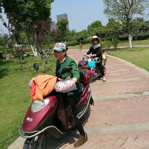 五一长假姐妹们踏青游玩