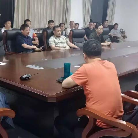 茴村镇连夜召开麦收防火加压促进会