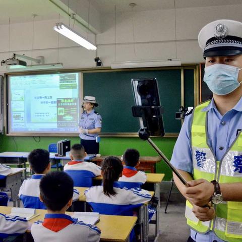 蒲城交警同时段全方位上好“开学第一课”       让安全文明之花遍地开放