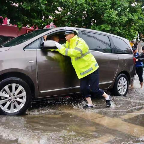 蒲城交警：雨中情  为你而来