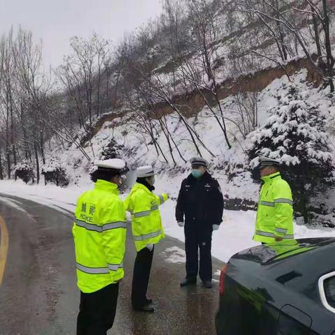 雪天看“警 ” 护航春运 蒲城交警坚守保平安