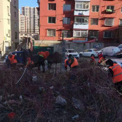 平山区住建局解决实华美澜城小区周边垃圾积存问题