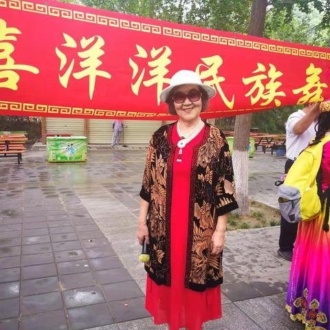 兴庆公园喜洋洋民族舞蹈团队留念2o18年9月13日