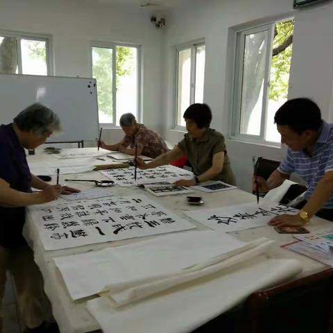 书画室内挥毫泼墨 九莲塘翰墨漂香