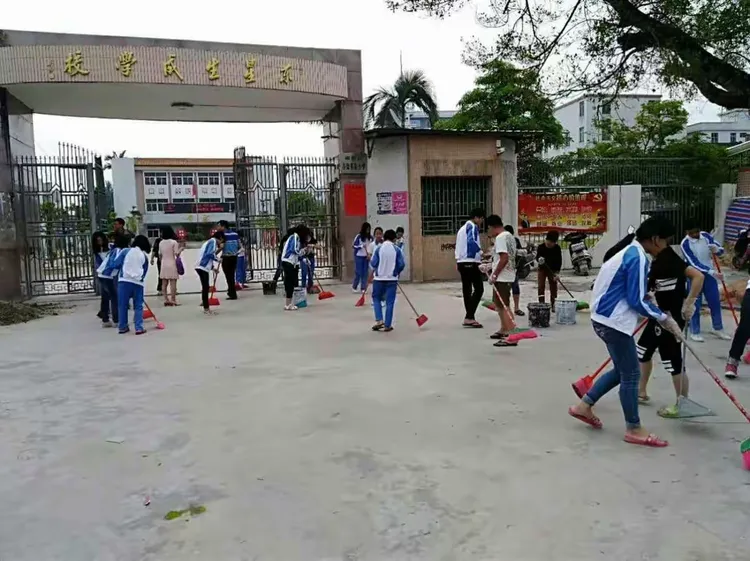 深洋小学师生深入村居公园除杂草,清理垃圾上堡小学师生清理谷饶直街