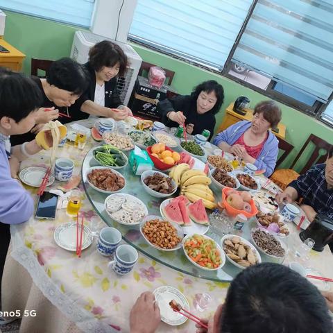 五一劳动节快乐！一家人相聚在一起！欢乐的时刻！情谊天长地久！