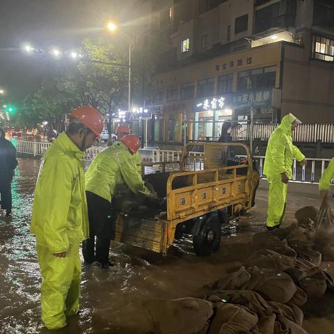 在暴风骤雨中迎难而上，在抗灾抢险中坚定前行