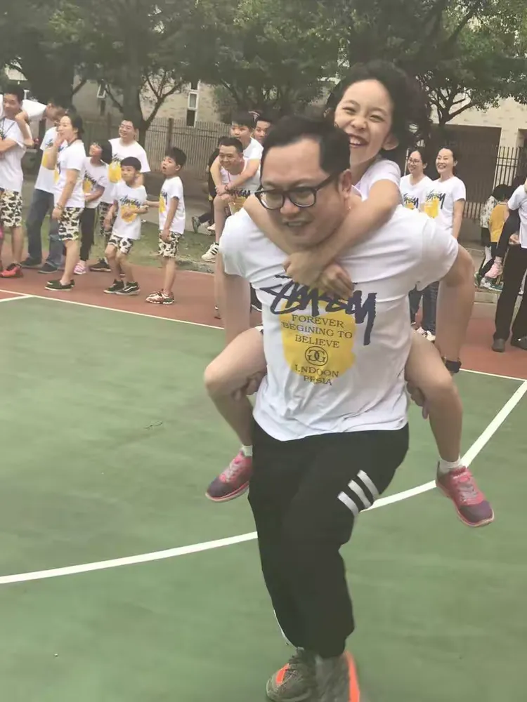 背人大赛 笑翻全场
