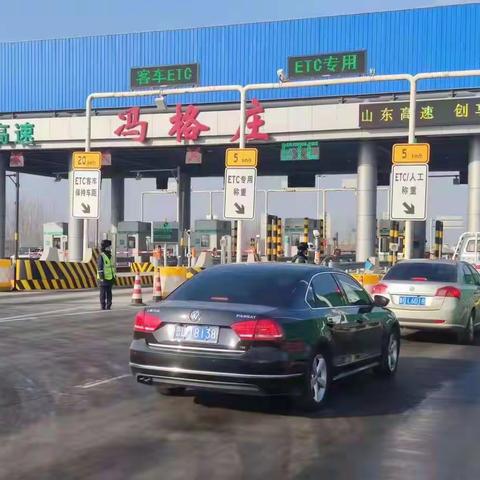 冯格庄收费站用责任与坚守站好2022年第一班岗