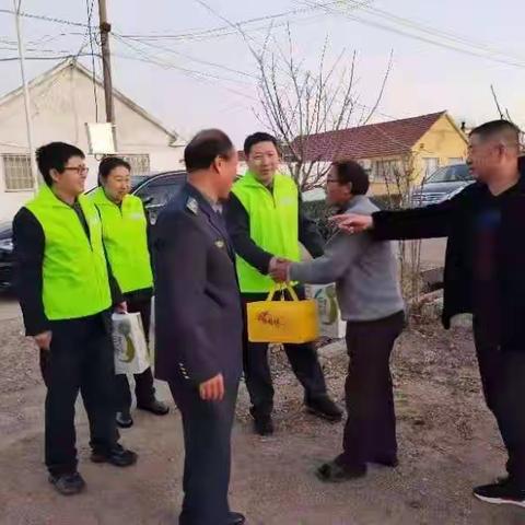 关心空巢老人  关爱贫困儿童