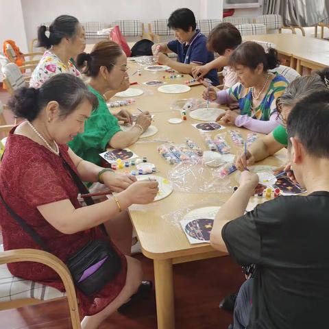 “小扇引微凉，悠悠夏日长”——余华岭佰穗养老服务中心   夏日手工兴趣班开展